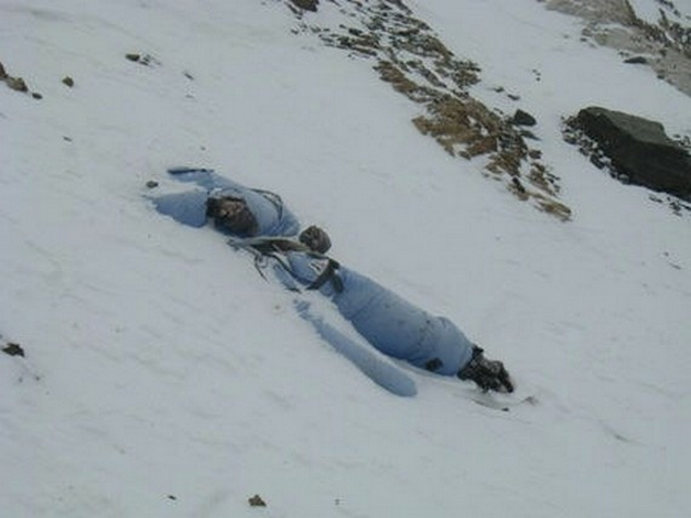 pictures of mount everest bodies